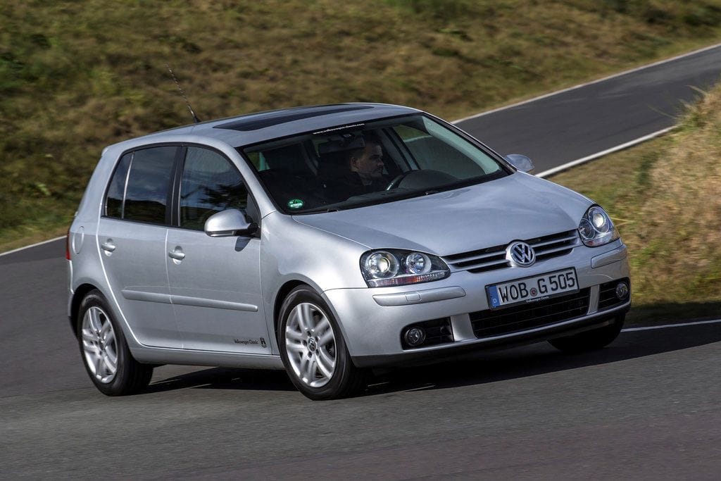 GOLF GTI, EL PRIMER COMPACTO CON ALMA DE GRAN TURISMO. REPASO POR SUS OCHO GENERACIONES V12MAGAZINE La concepción del Golf GTI comenzó con el éxito del Beetle deportivo en 1973. Este éxito impulsó a un grupo selecto de empleados de Volkswagen a desarrollar una versión deportiva del Golf. Alfons Löwenberg, ingeniero de ensayos, lideró el proyecto, que inicialmente se basó en un prototipo del Scirocco. Sin embargo, el equipo decidió que el Golf deportivo debía mantener su funcionalidad. Finalmente, encontraron el motor ideal, un 110 CV del Audi 80 GTE, que les permitió avanzar con el proyecto. El Consejo de Dirección aprobó la construcción del Golf GTI, marcando el inicio de este icónico modelo. V12MAGAZINE