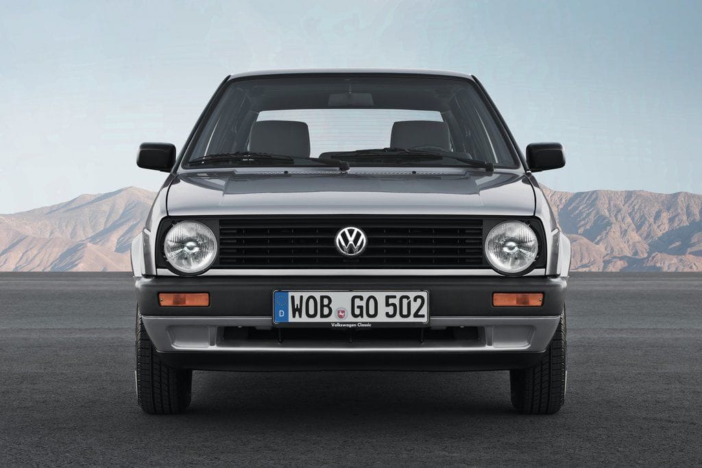 GOLF GTI, EL PRIMER COMPACTO CON ALMA DE GRAN TURISMO. REPASO POR SUS OCHO GENERACIONES V12MAGAZINE La concepción del Golf GTI comenzó con el éxito del Beetle deportivo en 1973. Este éxito impulsó a un grupo selecto de empleados de Volkswagen a desarrollar una versión deportiva del Golf. Alfons Löwenberg, ingeniero de ensayos, lideró el proyecto, que inicialmente se basó en un prototipo del Scirocco. Sin embargo, el equipo decidió que el Golf deportivo debía mantener su funcionalidad. Finalmente, encontraron el motor ideal, un 110 CV del Audi 80 GTE, que les permitió avanzar con el proyecto. El Consejo de Dirección aprobó la construcción del Golf GTI, marcando el inicio de este icónico modelo. V12MAGAZINE