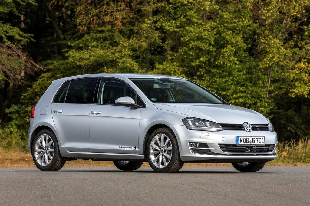 GOLF GTI, EL PRIMER COMPACTO CON ALMA DE GRAN TURISMO. REPASO POR SUS OCHO GENERACIONES V12MAGAZINE La concepción del Golf GTI comenzó con el éxito del Beetle deportivo en 1973. Este éxito impulsó a un grupo selecto de empleados de Volkswagen a desarrollar una versión deportiva del Golf. Alfons Löwenberg, ingeniero de ensayos, lideró el proyecto, que inicialmente se basó en un prototipo del Scirocco. Sin embargo, el equipo decidió que el Golf deportivo debía mantener su funcionalidad. Finalmente, encontraron el motor ideal, un 110 CV del Audi 80 GTE, que les permitió avanzar con el proyecto. El Consejo de Dirección aprobó la construcción del Golf GTI, marcando el inicio de este icónico modelo. V12MAGAZINE