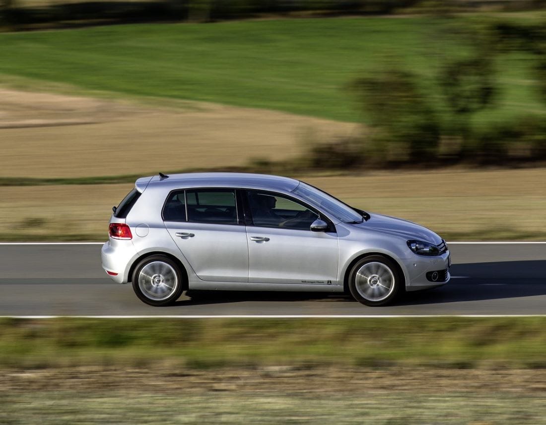 GOLF GTI, EL PRIMER COMPACTO CON ALMA DE GRAN TURISMO. REPASO POR SUS OCHO GENERACIONES V12MAGAZINE La concepción del Golf GTI comenzó con el éxito del Beetle deportivo en 1973. Este éxito impulsó a un grupo selecto de empleados de Volkswagen a desarrollar una versión deportiva del Golf. Alfons Löwenberg, ingeniero de ensayos, lideró el proyecto, que inicialmente se basó en un prototipo del Scirocco. Sin embargo, el equipo decidió que el Golf deportivo debía mantener su funcionalidad. Finalmente, encontraron el motor ideal, un 110 CV del Audi 80 GTE, que les permitió avanzar con el proyecto. El Consejo de Dirección aprobó la construcción del Golf GTI, marcando el inicio de este icónico modelo. V12MAGAZINE