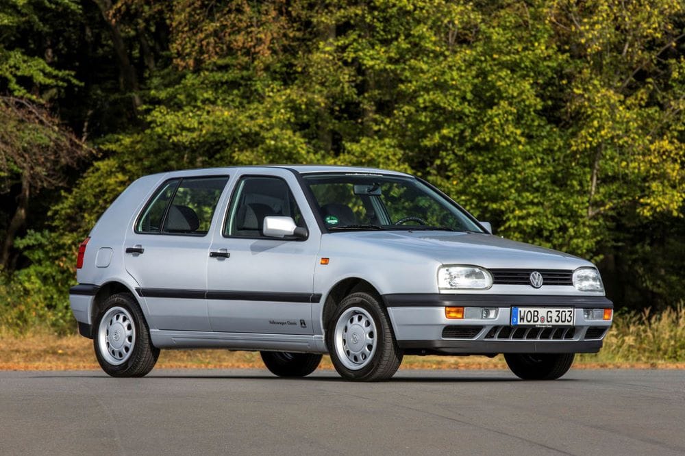 GOLF GTI, EL PRIMER COMPACTO CON ALMA DE GRAN TURISMO. REPASO POR SUS OCHO GENERACIONES V12MAGAZINE La concepción del Golf GTI comenzó con el éxito del Beetle deportivo en 1973. Este éxito impulsó a un grupo selecto de empleados de Volkswagen a desarrollar una versión deportiva del Golf. Alfons Löwenberg, ingeniero de ensayos, lideró el proyecto, que inicialmente se basó en un prototipo del Scirocco. Sin embargo, el equipo decidió que el Golf deportivo debía mantener su funcionalidad. Finalmente, encontraron el motor ideal, un 110 CV del Audi 80 GTE, que les permitió avanzar con el proyecto. El Consejo de Dirección aprobó la construcción del Golf GTI, marcando el inicio de este icónico modelo. V12MAGAZINE