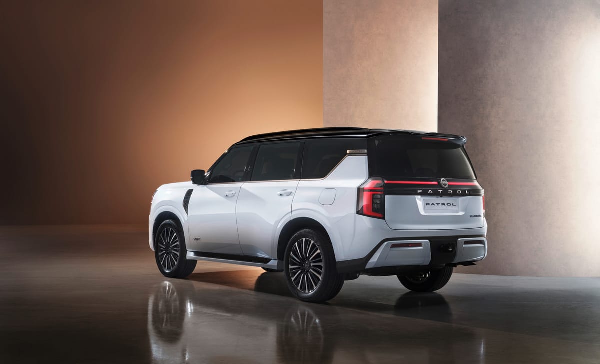 EL NUEVO NISSAN PATROL HIZO SU DEBUT MUNDIAL EN ABU DHABI, HACIENDO HONOR A SU HERENCIA Y CON UNA IMAGEN FUTURISTA V12MAGAZINE El Nissan Patrol en su séptima generación rinde homenaje al ilustre legado de la marca, al tiempo que ofrece innovación preparada para el futuro. El nuevo y audaz diseño, el potente motor V6 biturbo y el interior premium respaldan una conducción superior. V12MAGAZINE