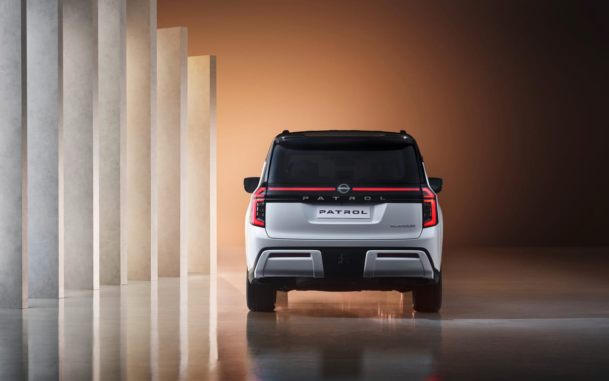 EL NUEVO NISSAN PATROL HIZO SU DEBUT MUNDIAL EN ABU DHABI, HACIENDO HONOR A SU HERENCIA Y CON UNA IMAGEN FUTURISTA V12MAGAZINE El Nissan Patrol en su séptima generación rinde homenaje al ilustre legado de la marca, al tiempo que ofrece innovación preparada para el futuro. El nuevo y audaz diseño, el potente motor V6 biturbo y el interior premium respaldan una conducción superior. V12MAGAZINE