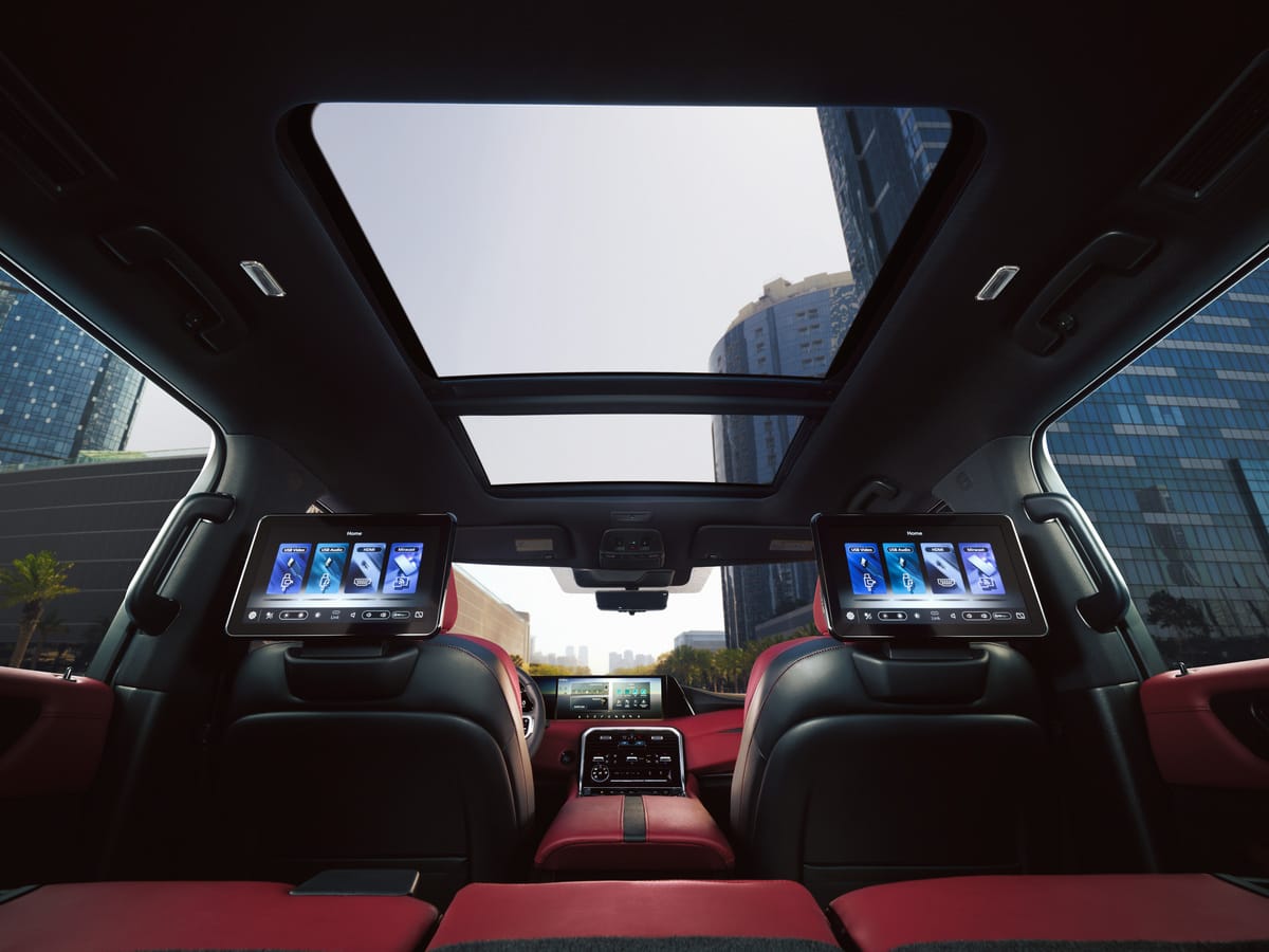 EL NUEVO NISSAN PATROL HIZO SU DEBUT MUNDIAL EN ABU DHABI, HACIENDO HONOR A SU HERENCIA Y CON UNA IMAGEN FUTURISTA V12MAGAZINE El Nissan Patrol en su séptima generación rinde homenaje al ilustre legado de la marca, al tiempo que ofrece innovación preparada para el futuro. El nuevo y audaz diseño, el potente motor V6 biturbo y el interior premium respaldan una conducción superior. V12MAGAZINE