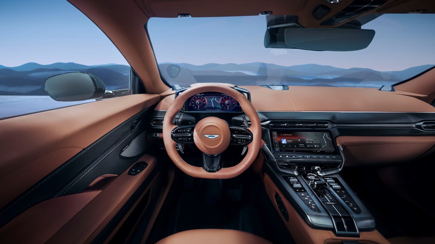 ASTON MARTIN VANQUISH: LA CUMBRE DEL PODER Y EL LUJO V12MAGAZINE El Aston Martin Vanquish monta un nuevo motor 5.2 V12 Twin-Turbo que desarrolla una potencia que le convierte en líder de su clase, con 835 hp/1.000 Nm y una velocidad de 345 km/h. V12MAGAZINE
