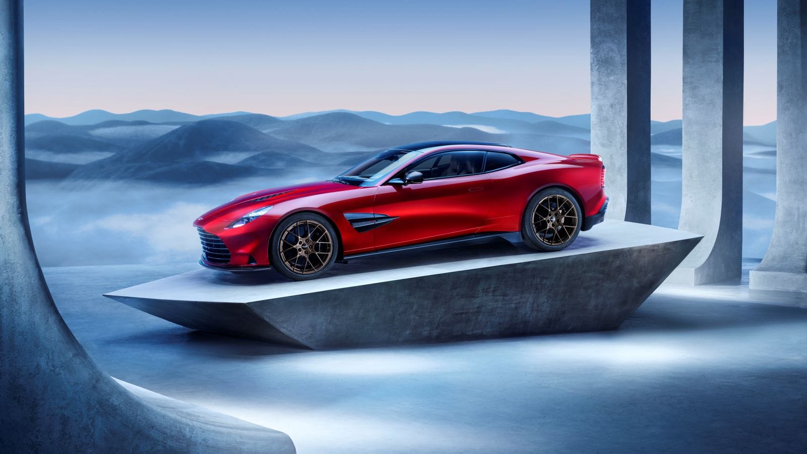 ASTON MARTIN VANQUISH: LA CUMBRE DEL PODER Y EL LUJO V12MAGAZINE El Aston Martin Vanquish monta un nuevo motor 5.2 V12 Twin-Turbo que desarrolla una potencia que le convierte en líder de su clase, con 835 hp/1.000 Nm y una velocidad de 345 km/h. V12MAGAZINE
