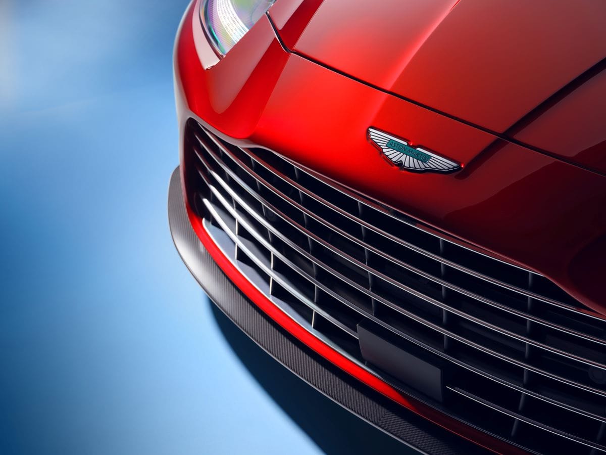 ASTON MARTIN VANQUISH: LA CUMBRE DEL PODER Y EL LUJO V12MAGAZINE El Aston Martin Vanquish monta un nuevo motor 5.2 V12 Twin-Turbo que desarrolla una potencia que le convierte en líder de su clase, con 835 hp/1.000 Nm y una velocidad de 345 km/h. V12MAGAZINE