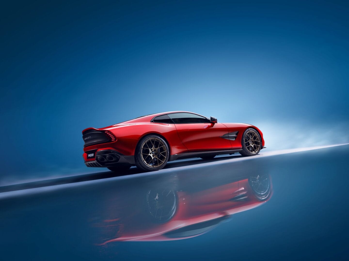 ASTON MARTIN VANQUISH: LA CUMBRE DEL PODER Y EL LUJO V12MAGAZINE El Aston Martin Vanquish monta un nuevo motor 5.2 V12 Twin-Turbo que desarrolla una potencia que le convierte en líder de su clase, con 835 hp/1.000 Nm y una velocidad de 345 km/h. V12MAGAZINE