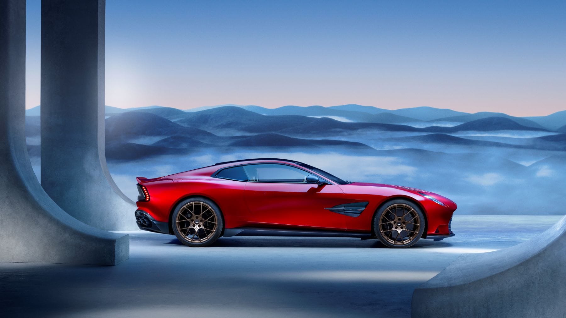 ASTON MARTIN VANQUISH: LA CUMBRE DEL PODER Y EL LUJO V12MAGAZINE El Aston Martin Vanquish monta un nuevo motor 5.2 V12 Twin-Turbo que desarrolla una potencia que le convierte en líder de su clase, con 835 hp/1.000 Nm y una velocidad de 345 km/h. V12MAGAZINE