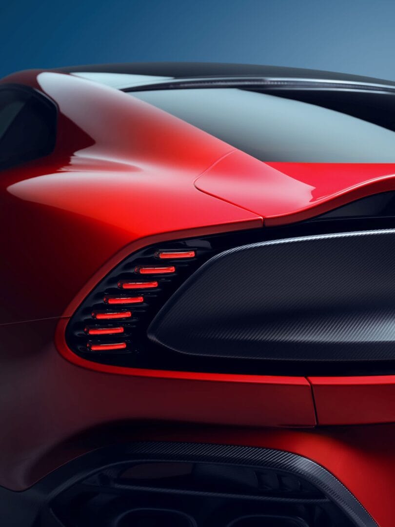 ASTON MARTIN VANQUISH: LA CUMBRE DEL PODER Y EL LUJO V12MAGAZINE El Aston Martin Vanquish monta un nuevo motor 5.2 V12 Twin-Turbo que desarrolla una potencia que le convierte en líder de su clase, con 835 hp/1.000 Nm y una velocidad de 345 km/h. V12MAGAZINE