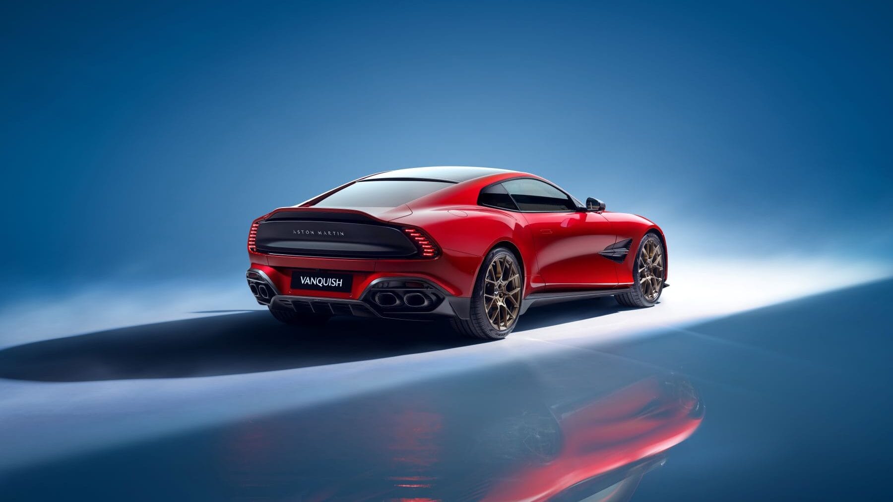 ASTON MARTIN VANQUISH: LA CUMBRE DEL PODER Y EL LUJO V12MAGAZINE El Aston Martin Vanquish monta un nuevo motor 5.2 V12 Twin-Turbo que desarrolla una potencia que le convierte en líder de su clase, con 835 hp/1.000 Nm y una velocidad de 345 km/h. V12MAGAZINE