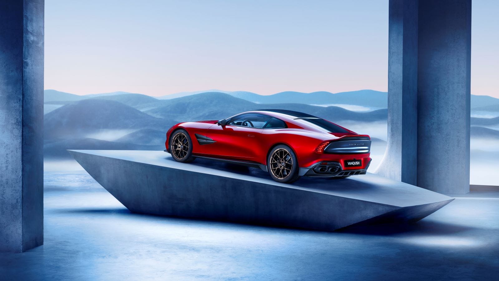 ASTON MARTIN VANQUISH: LA CUMBRE DEL PODER Y EL LUJO V12MAGAZINE El Aston Martin Vanquish monta un nuevo motor 5.2 V12 Twin-Turbo que desarrolla una potencia que le convierte en líder de su clase, con 835 hp/1.000 Nm y una velocidad de 345 km/h. V12MAGAZINE