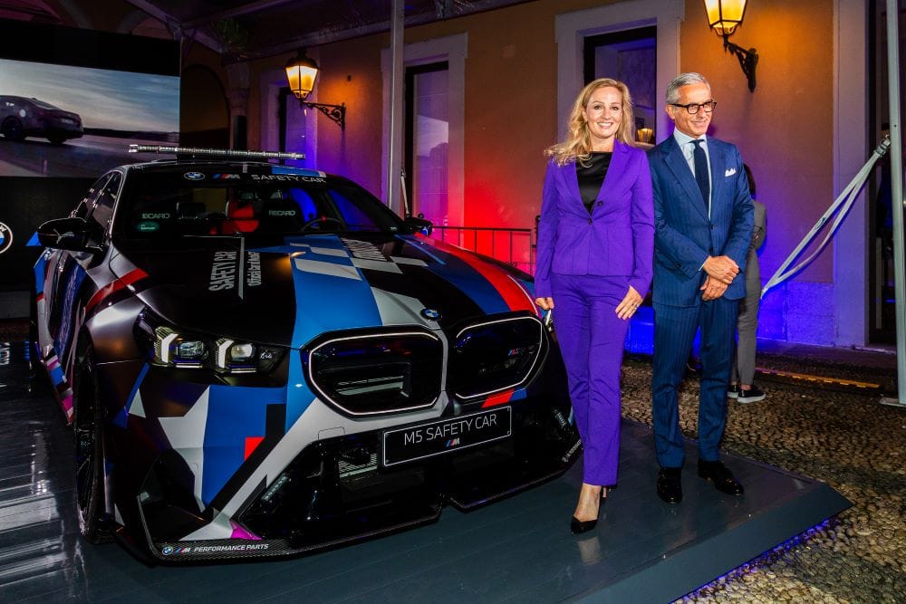 BMW M5 MOTOGP SAFETY CAR: DESATA LA POTENCIA HÍBRIDA AL SERVICIO DEL MOTOGP V12MAGAZINE Desde 1999, BMW M proporciona el auto de seguridad para la categoría reina del motociclismo. La última novedad para este fin de semana es el BMW M5 MotoGP Safety Car, que llega con características bien particulares. V12MAGAZINE