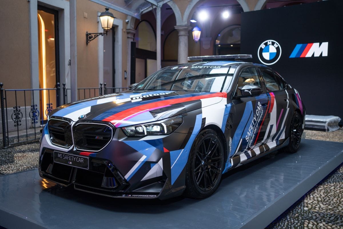 BMW M5 MOTOGP SAFETY CAR: DESATA LA POTENCIA HÍBRIDA AL SERVICIO DEL MOTOGP V12MAGAZINE Desde 1999, BMW M proporciona el auto de seguridad para la categoría reina del motociclismo. La última novedad para este fin de semana es el BMW M5 MotoGP Safety Car, que llega con características bien particulares. V12MAGAZINE