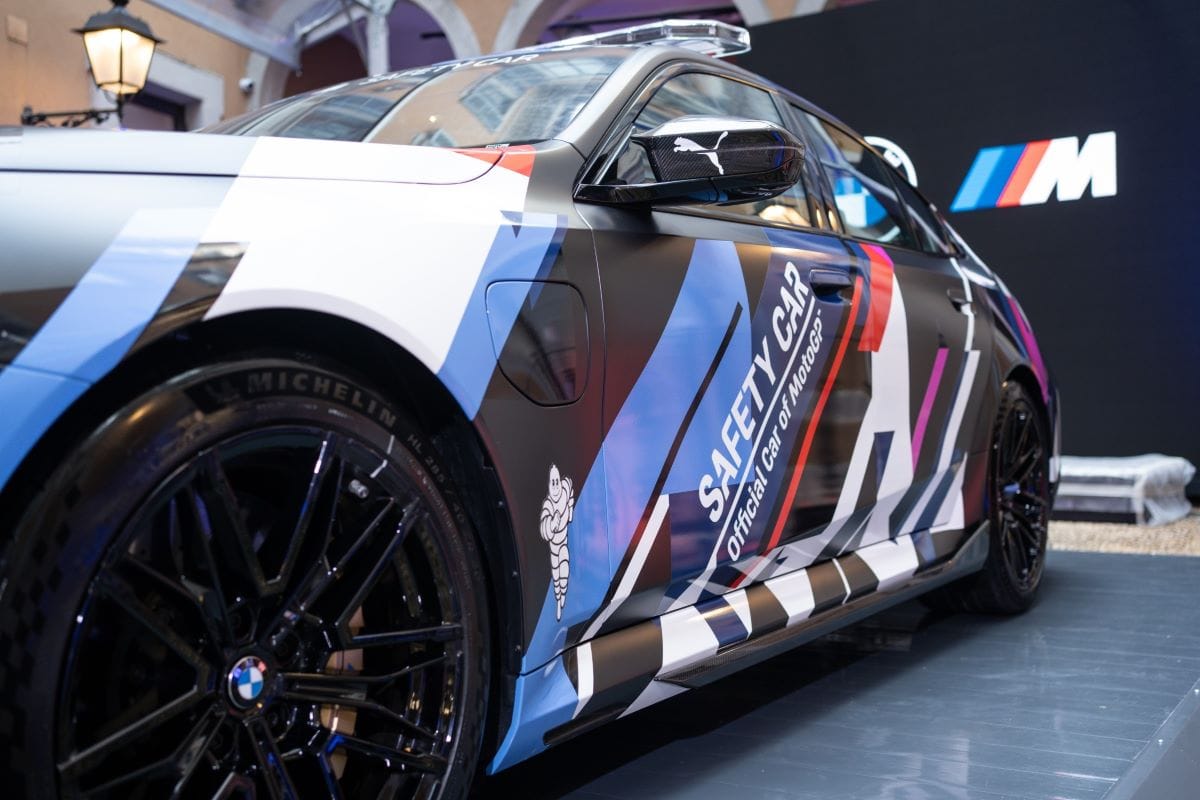 BMW M5 MOTOGP SAFETY CAR: DESATA LA POTENCIA HÍBRIDA AL SERVICIO DEL MOTOGP V12MAGAZINE Desde 1999, BMW M proporciona el auto de seguridad para la categoría reina del motociclismo. La última novedad para este fin de semana es el BMW M5 MotoGP Safety Car, que llega con características bien particulares. V12MAGAZINE