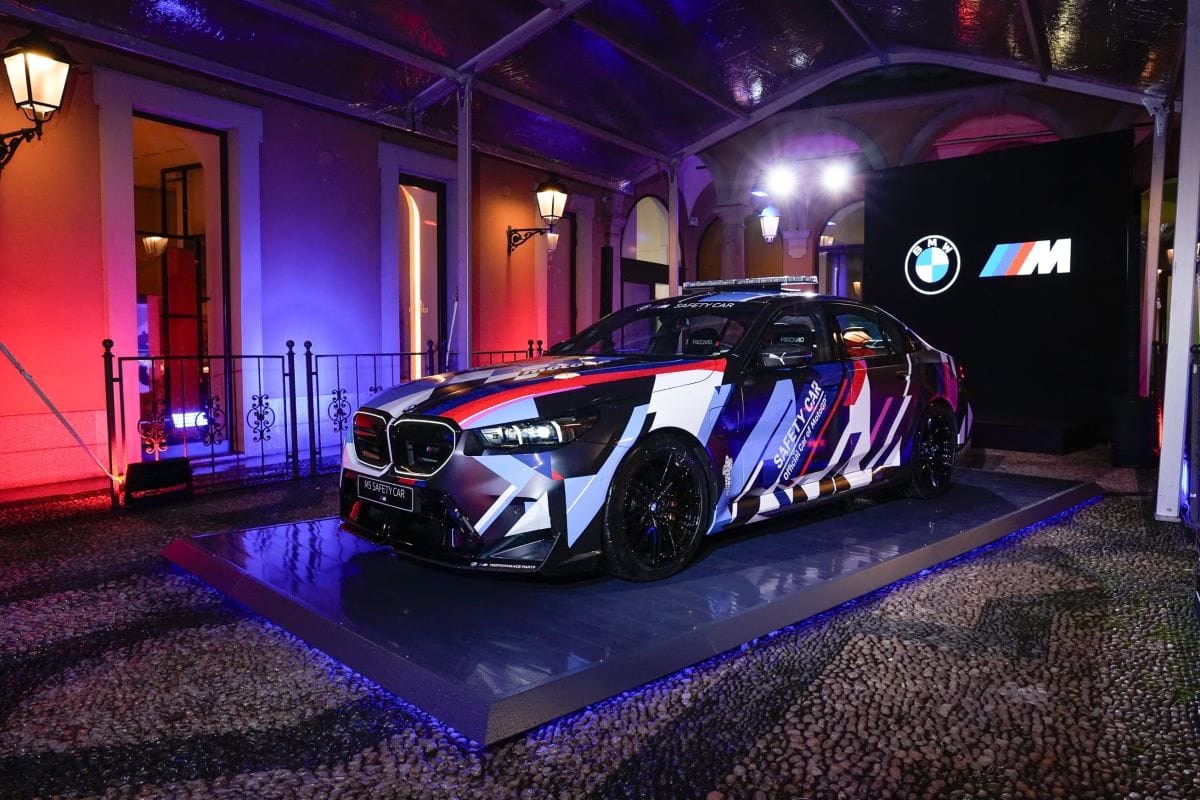 BMW M5 MOTOGP SAFETY CAR: DESATA LA POTENCIA HÍBRIDA AL SERVICIO DEL MOTOGP V12MAGAZINE Desde 1999, BMW M proporciona el auto de seguridad para la categoría reina del motociclismo. La última novedad para este fin de semana es el BMW M5 MotoGP Safety Car, que llega con características bien particulares. V12MAGAZINE
