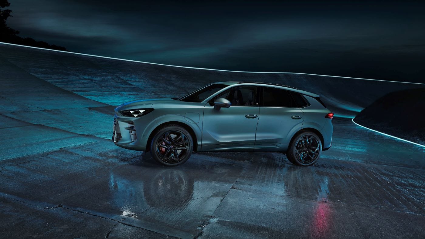 CUPRA TERRAMAR: EL SUV HÍBRIDO QUE ROMPE MOLDES CON SU ESTILO ATREVIDO V12MAGAZINE El lanzamiento del CUPRA Terramar se hizo en asocio con America’s Cup, una alianza estratégica para inspirar al mundo desde Barcelona, la casa de CUPRA, donde se celebra la 37ª edición de la competición. V12MAGAZINE