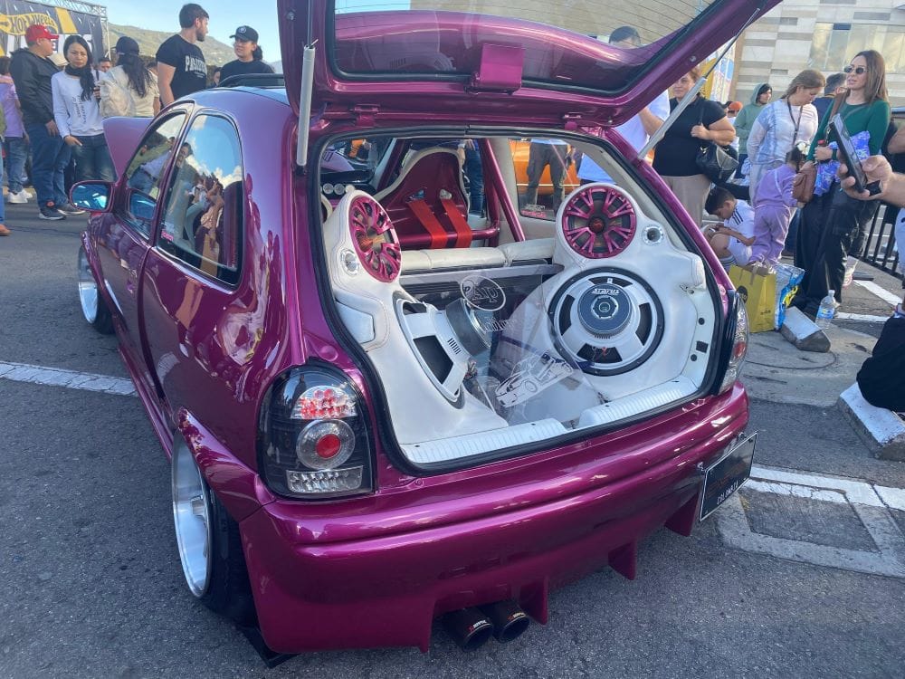 UN CORSA MODELO 1999 SE CORONA EN EL HOT WHEELS LEGENDS COLOMBIA 2024 V12MAGAZINE Un Corsa, propiedad de Luis Carlos Lijacá, capturó la esencia de la cultura automotriz a través de su vehículo y gana en el primer Hot Wheels Legends Colombia, evento que celebra la pasión automotriz y la creatividad colombiana. V12MAGAZINE