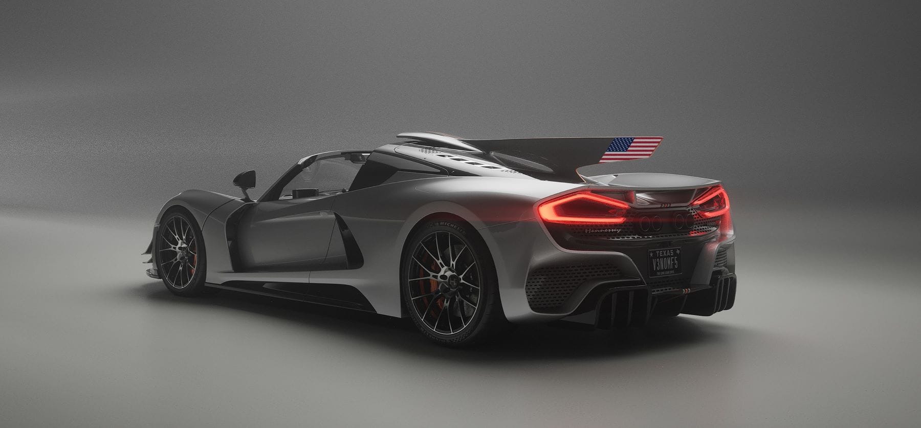 ESTE ES EL HENNESSEY VENOM F5-M ROADSTER: LA BESTIA CON TRANSMISIÓN MANUAL MÁS POTENTE DEL MUNDO V12MAGAZINE El Hennessey Venom F5-M Roadster es una declaración de poder y precisión. Con 1.842 caballos de potencia y una transmisión manual de seis velocidades, este hipercoche promete una conducción inolvidable. V12MAGAZINE