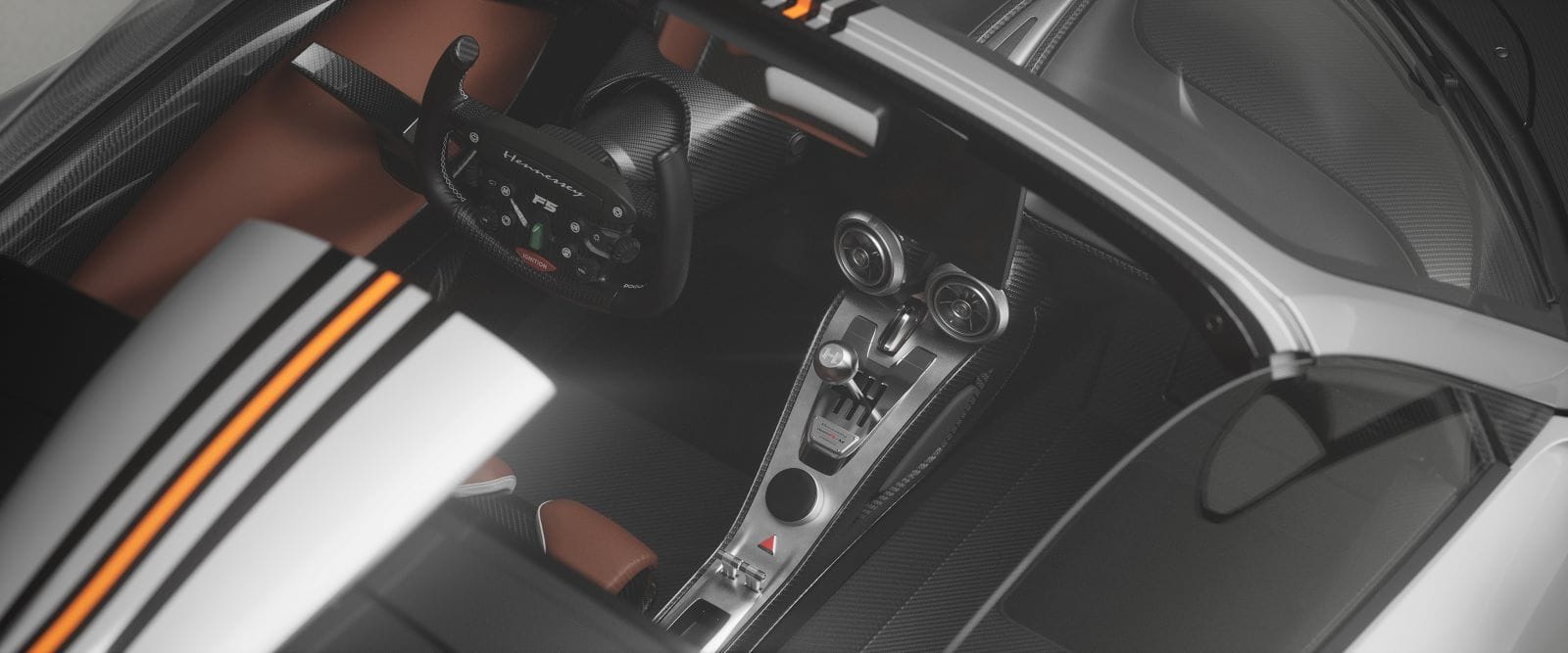 ESTE ES EL HENNESSEY VENOM F5-M ROADSTER: LA BESTIA CON TRANSMISIÓN MANUAL MÁS POTENTE DEL MUNDO V12MAGAZINE El Hennessey Venom F5-M Roadster es una declaración de poder y precisión. Con 1.842 caballos de potencia y una transmisión manual de seis velocidades, este hipercoche promete una conducción inolvidable. V12MAGAZINE