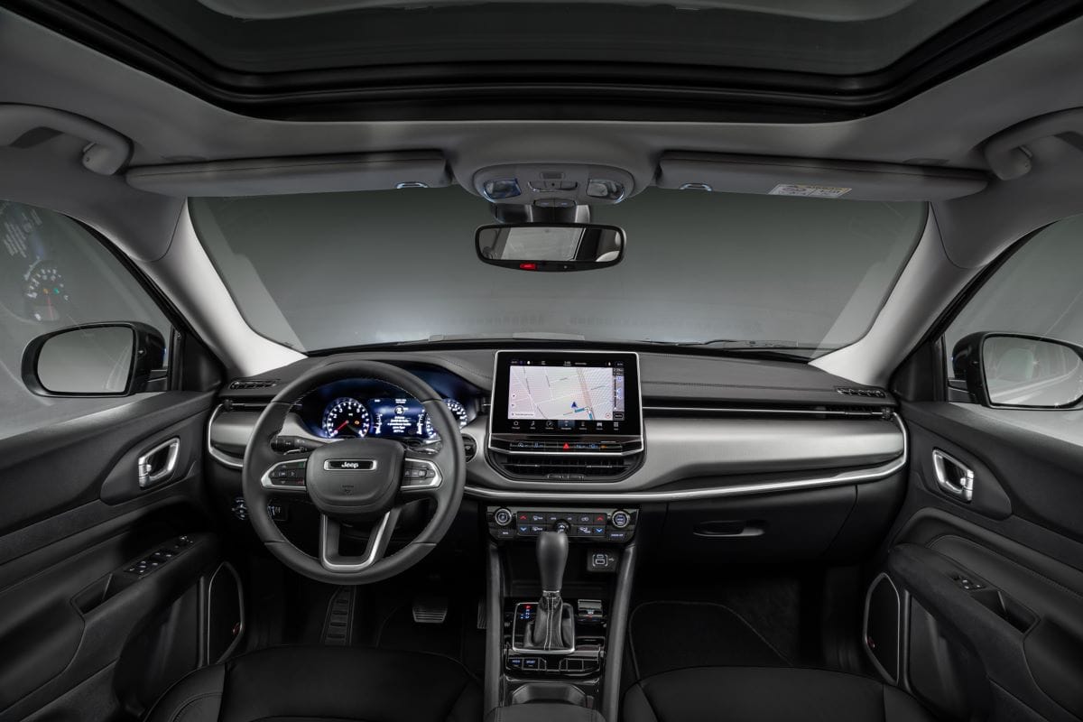 EL JEEP COMPASS TRAE BENEFICIOS ESPECIALES EN SEPTIEMBRE. ¡APROVECHA Y ÚNETE A LA MANADA JEEP! V12MAGAZINE El Jeep Compass tiene para septiembre un bono de descuento único para dos de sus versiones más destacadas: el Compass Longitude y el Limited Plus, ambos modelos año 2025. V12MAGAZINE