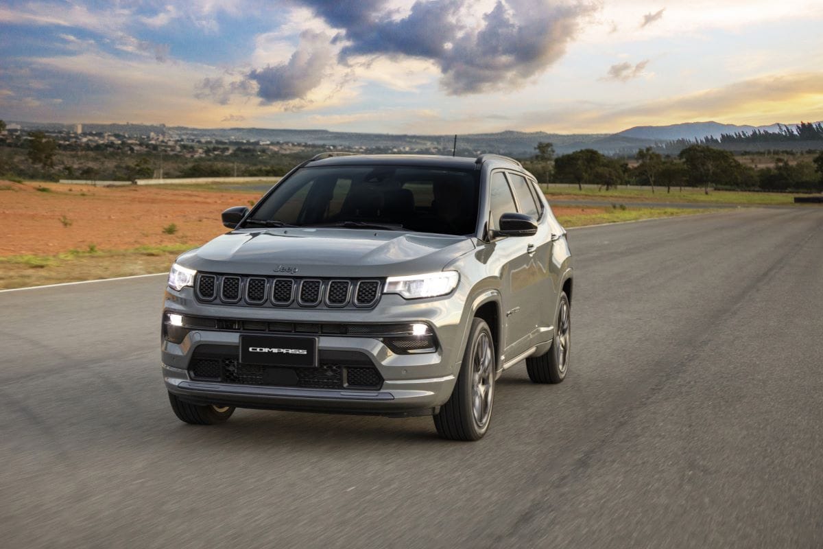 EL JEEP COMPASS TRAE BENEFICIOS ESPECIALES EN SEPTIEMBRE. ¡APROVECHA Y ÚNETE A LA MANADA JEEP! V12MAGAZINE El Jeep Compass tiene para septiembre un bono de descuento único para dos de sus versiones más destacadas: el Compass Longitude y el Limited Plus, ambos modelos año 2025. V12MAGAZINE