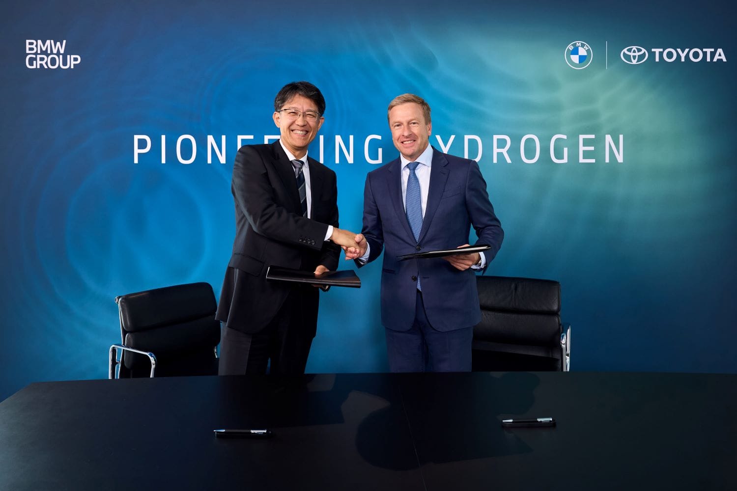 TOYOTA Y BMW FIRMAN EXCLUSIVO ACUERDO PARA IMPULSAR LA MOVILIDAD CON HIDRÓGENO V12MAGAZINE Toyota Motor Corporation y BMW Group renovaron su compromiso de colaborar en el desarrollo de vehículos impulsados por hidrógeno, una tecnología clave para alcanzar la neutralidad de carbono. V12MAGAZINE