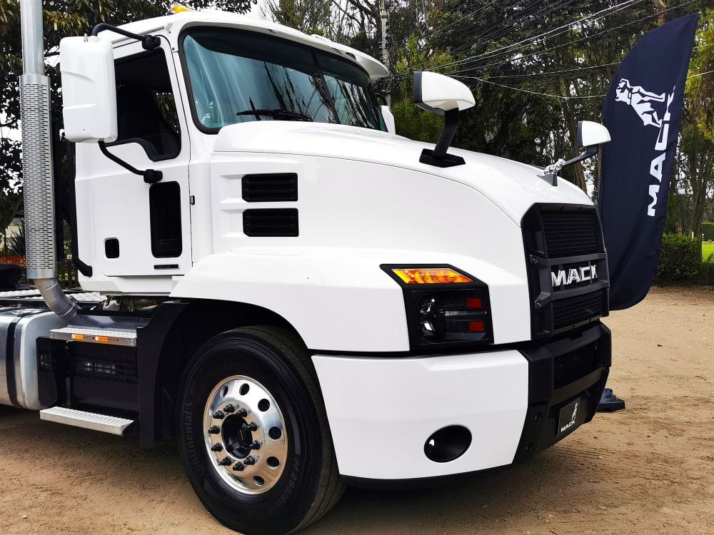 MACK ANTHEM: AHORA MÁS IMPONENTE, EFICIENTE Y PODEROSO V12MAGAZINE El Mack Anthem destaca por su motor Mack MP8, potente, silencioso y comprometido con el cuidado del medio ambiente gracias a recirculación de gases de escape, reducción catalítica y filtro de partículas. V12MAGAZINE