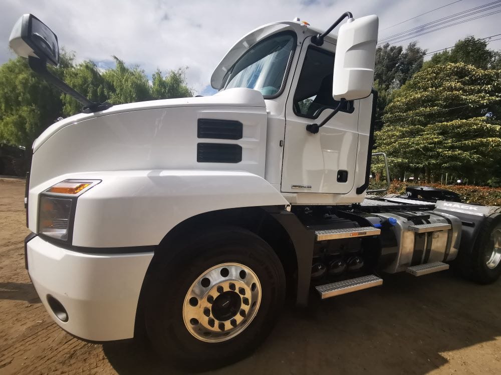 MACK ANTHEM: AHORA MÁS IMPONENTE, EFICIENTE Y PODEROSO V12MAGAZINE El Mack Anthem destaca por su motor Mack MP8, potente, silencioso y comprometido con el cuidado del medio ambiente gracias a recirculación de gases de escape, reducción catalítica y filtro de partículas. V12MAGAZINE