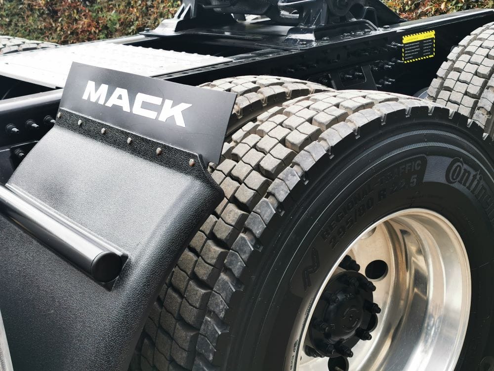 MACK ANTHEM: AHORA MÁS IMPONENTE, EFICIENTE Y PODEROSO V12MAGAZINE El Mack Anthem destaca por su motor Mack MP8, potente, silencioso y comprometido con el cuidado del medio ambiente gracias a recirculación de gases de escape, reducción catalítica y filtro de partículas. V12MAGAZINE