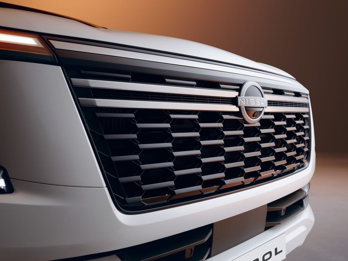 EL NUEVO NISSAN PATROL HIZO SU DEBUT MUNDIAL EN ABU DHABI, HACIENDO HONOR A SU HERENCIA Y CON UNA IMAGEN FUTURISTA V12MAGAZINE El Nissan Patrol en su séptima generación rinde homenaje al ilustre legado de la marca, al tiempo que ofrece innovación preparada para el futuro. El nuevo y audaz diseño, el potente motor V6 biturbo y el interior premium respaldan una conducción superior. V12MAGAZINE