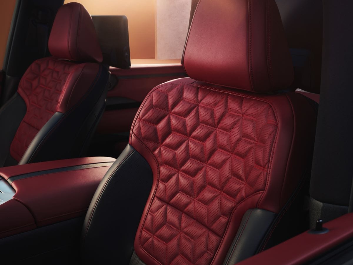 EL NUEVO NISSAN PATROL HIZO SU DEBUT MUNDIAL EN ABU DHABI, HACIENDO HONOR A SU HERENCIA Y CON UNA IMAGEN FUTURISTA V12MAGAZINE El Nissan Patrol en su séptima generación rinde homenaje al ilustre legado de la marca, al tiempo que ofrece innovación preparada para el futuro. El nuevo y audaz diseño, el potente motor V6 biturbo y el interior premium respaldan una conducción superior. V12MAGAZINE