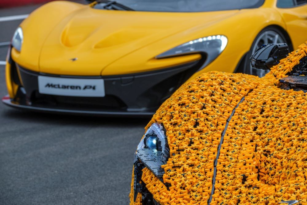 LANDO NORRIS PRUEBA EL MCLAREN P1 DE LEGO TECHNIC EN SILVERSTONE: UN DESAFÍO ÚNICO V12MAGAZINE Lando Norris, pone a prueba el LEGO Technic McLaren P1, único en su especie, completando una vuelta al emblemático circuito de Silverstone, una pista que encierra muchos recuerdos de momentos históricos para McLaren. V12MAGAZINE