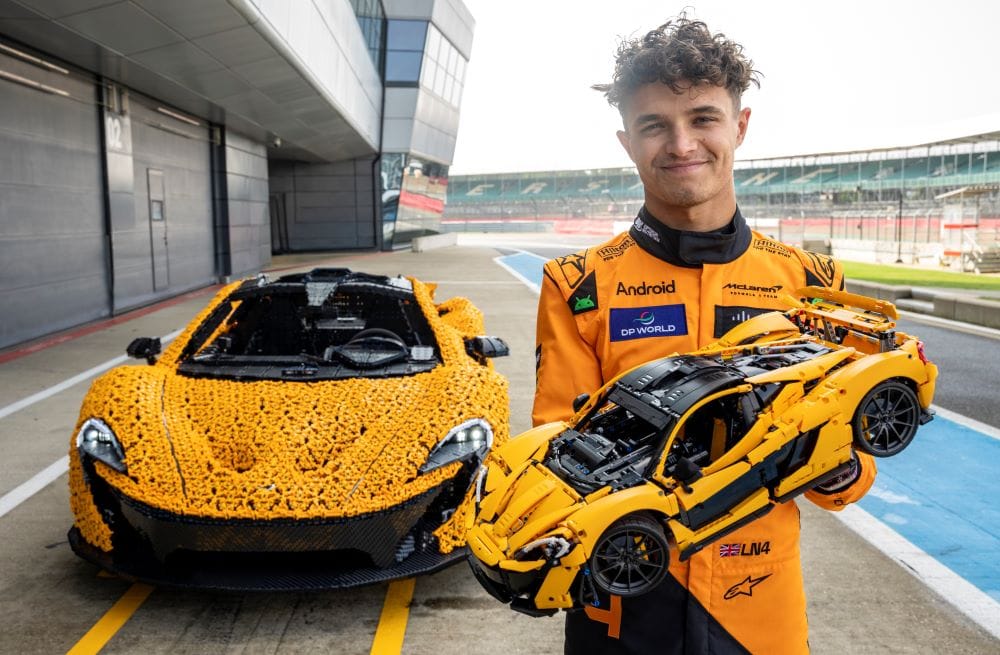 LANDO NORRIS PRUEBA EL MCLAREN P1 DE LEGO TECHNIC EN SILVERSTONE: UN DESAFÍO ÚNICO V12MAGAZINE Lando Norris, pone a prueba el LEGO Technic McLaren P1, único en su especie, completando una vuelta al emblemático circuito de Silverstone, una pista que encierra muchos recuerdos de momentos históricos para McLaren. V12MAGAZINE