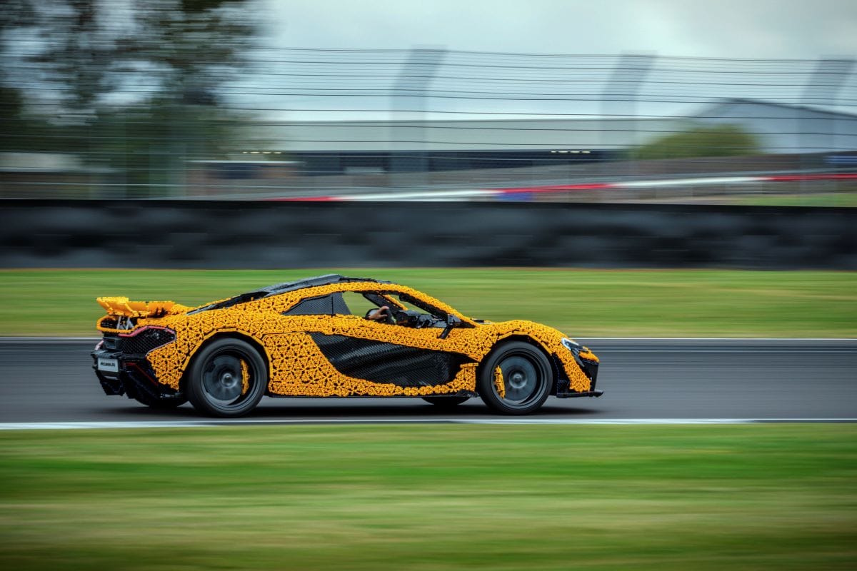 LANDO NORRIS PRUEBA EL MCLAREN P1 DE LEGO TECHNIC EN SILVERSTONE: UN DESAFÍO ÚNICO V12MAGAZINE Lando Norris, pone a prueba el LEGO Technic McLaren P1, único en su especie, completando una vuelta al emblemático circuito de Silverstone, una pista que encierra muchos recuerdos de momentos históricos para McLaren. V12MAGAZINE