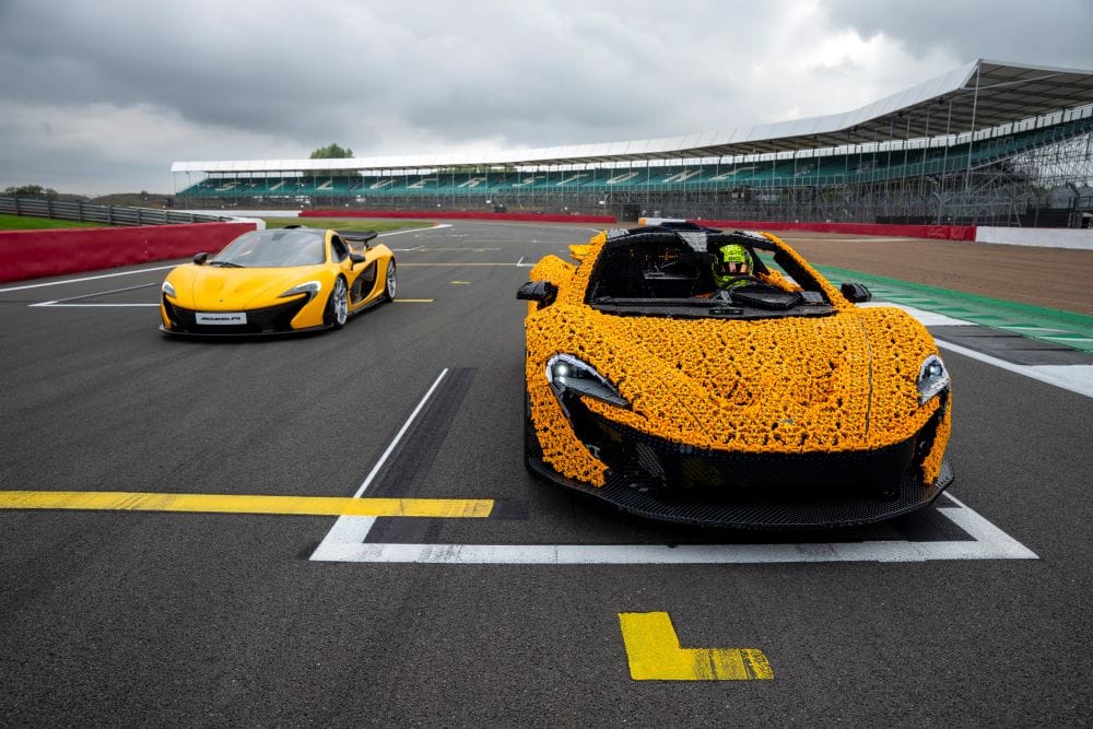 LANDO NORRIS PRUEBA EL MCLAREN P1 DE LEGO TECHNIC EN SILVERSTONE: UN DESAFÍO ÚNICO V12MAGAZINE Lando Norris, pone a prueba el LEGO Technic McLaren P1, único en su especie, completando una vuelta al emblemático circuito de Silverstone, una pista que encierra muchos recuerdos de momentos históricos para McLaren. V12MAGAZINE