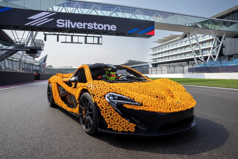 LANDO NORRIS PRUEBA EL MCLAREN P1 DE LEGO TECHNIC EN SILVERSTONE: UN DESAFÍO ÚNICO V12MAGAZINE Lando Norris, pone a prueba el LEGO Technic McLaren P1, único en su especie, completando una vuelta al emblemático circuito de Silverstone, una pista que encierra muchos recuerdos de momentos históricos para McLaren. V12MAGAZINE