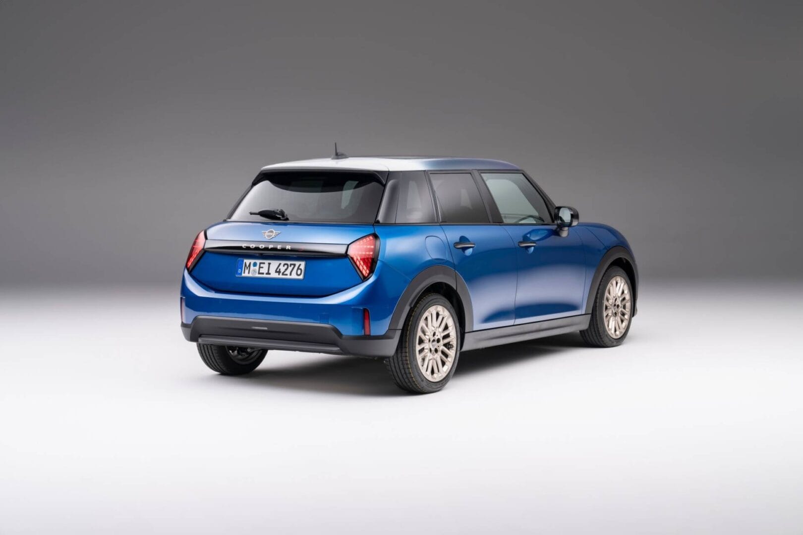 MINI COOPER 5 PUERTAS FAVOURED: ¡MÁS ESPACIO Y DIVERSIÓN! V12MAGAZINE El Mini Cooper 5 Puertas llega para ampliar la familia MINI. Este modelo destaca por ofrecer un mayor espacio interior y un diseño compacto, ideal para la ciudad y quienes buscan versatilidad. V12MAGAZINE