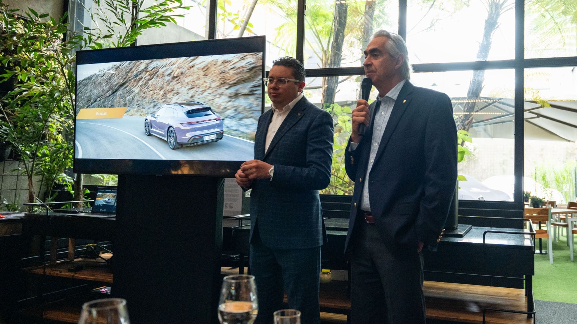 PORSCHE TAYCAN EN COLOMBIA: ECOLÓGICO, MAYOR AUTONOMÍA Y CON INCREÍBLES PRESTACIONES V12MAGAZINE Porsche Taycan 4S y Taycan Cross Turismo fueron las dos versiones presentadas por Autoelite, importador para Colombia, en la presentación del deportivo eléctrico de la marca alemana: V12MAGAZINE