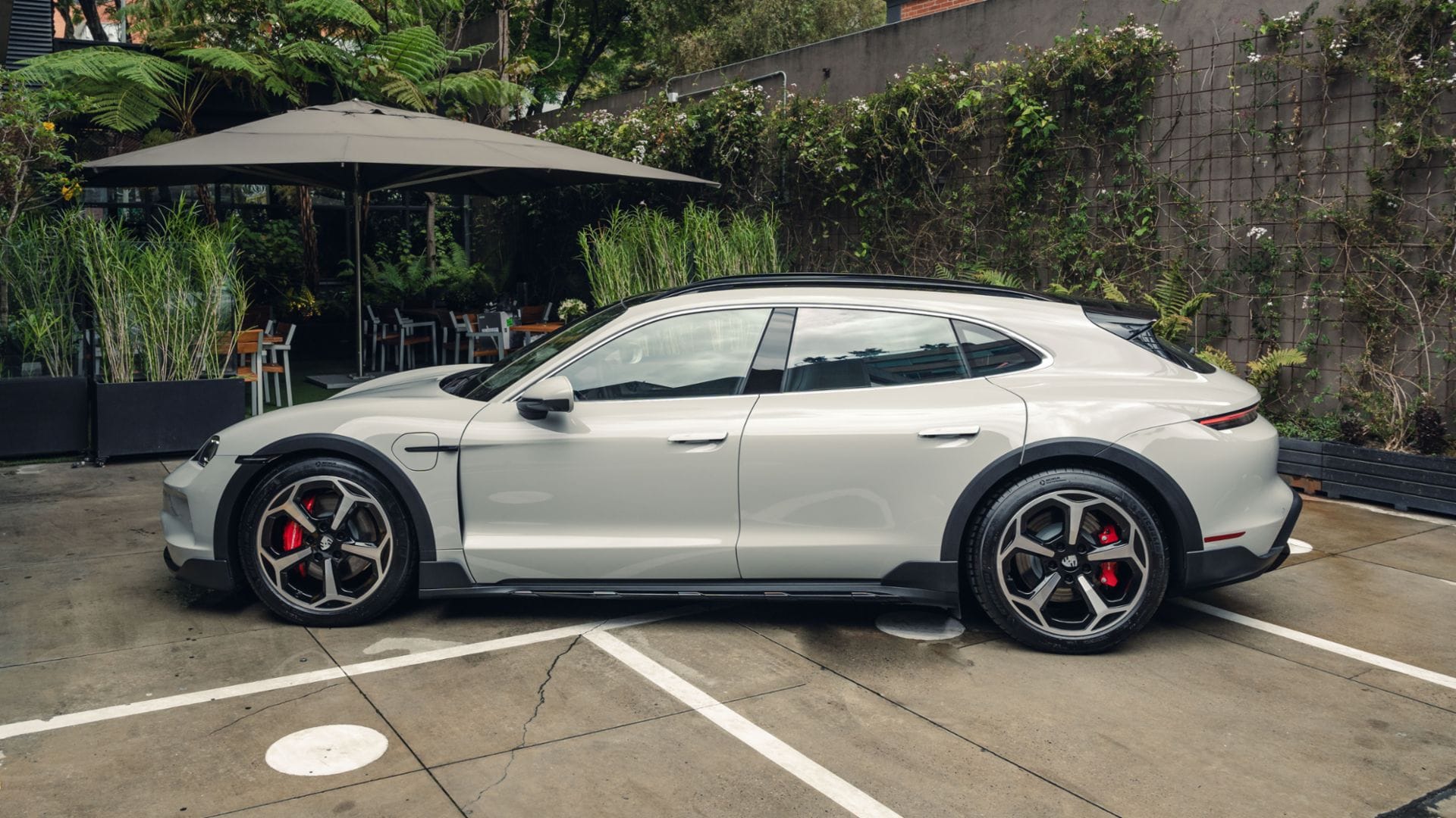 PORSCHE TAYCAN EN COLOMBIA: ECOLÓGICO, MAYOR AUTONOMÍA Y CON INCREÍBLES PRESTACIONES V12MAGAZINE Porsche Taycan 4S y Taycan Cross Turismo fueron las dos versiones presentadas por Autoelite, importador para Colombia, en la presentación del deportivo eléctrico de la marca alemana: V12MAGAZINE