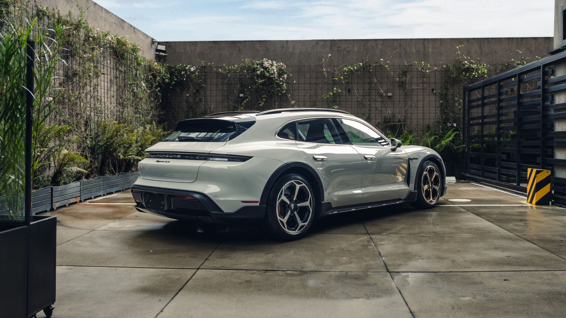 PORSCHE TAYCAN EN COLOMBIA: ECOLÓGICO, MAYOR AUTONOMÍA Y CON INCREÍBLES PRESTACIONES V12MAGAZINE Porsche Taycan 4S y Taycan Cross Turismo fueron las dos versiones presentadas por Autoelite, importador para Colombia, en la presentación del deportivo eléctrico de la marca alemana: V12MAGAZINE