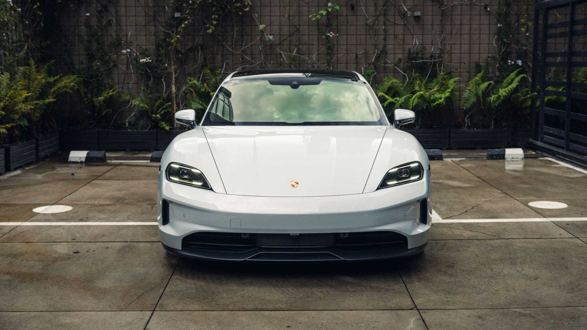 PORSCHE TAYCAN EN COLOMBIA: ECOLÓGICO, MAYOR AUTONOMÍA Y CON INCREÍBLES PRESTACIONES V12MAGAZINE Porsche Taycan 4S y Taycan Cross Turismo fueron las dos versiones presentadas por Autoelite, importador para Colombia, en la presentación del deportivo eléctrico de la marca alemana: V12MAGAZINE