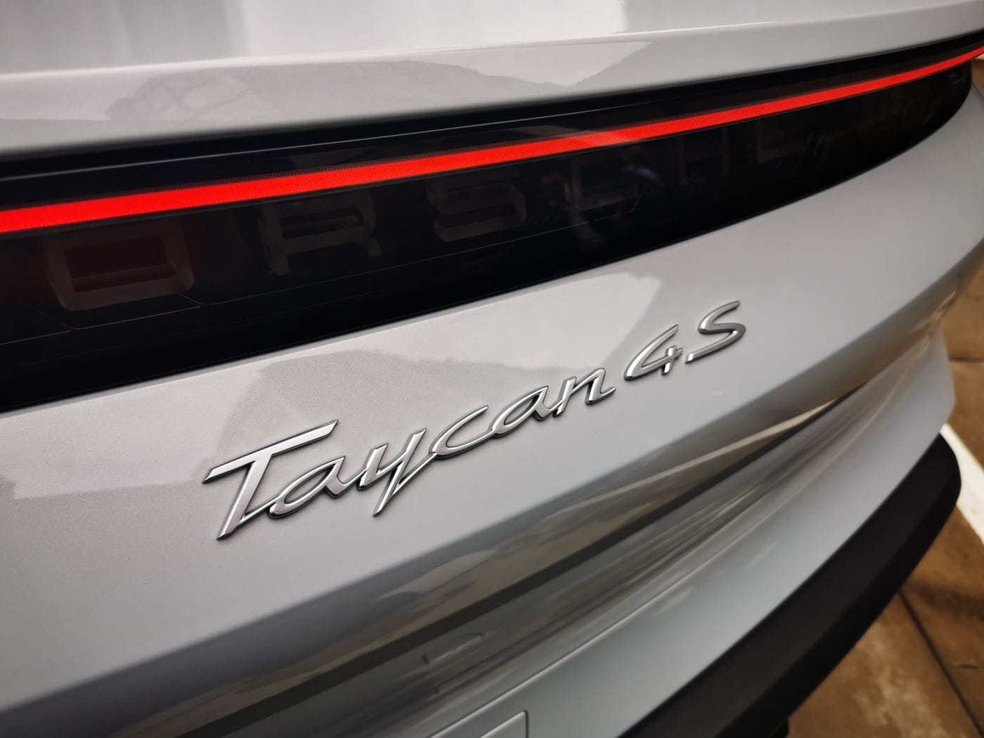 PORSCHE TAYCAN EN COLOMBIA: ECOLÓGICO, MAYOR AUTONOMÍA Y CON INCREÍBLES PRESTACIONES V12MAGAZINE Porsche Taycan 4S y Taycan Cross Turismo fueron las dos versiones presentadas por Autoelite, importador para Colombia, en la presentación del deportivo eléctrico de la marca alemana: V12MAGAZINE