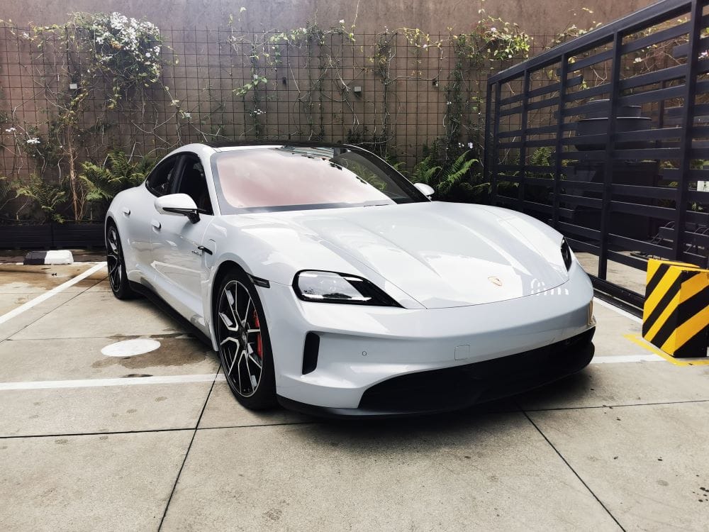 PORSCHE TAYCAN EN COLOMBIA: ECOLÓGICO, MAYOR AUTONOMÍA Y CON INCREÍBLES PRESTACIONES V12MAGAZINE Porsche Taycan 4S y Taycan Cross Turismo fueron las dos versiones presentadas por Autoelite, importador para Colombia, en la presentación del deportivo eléctrico de la marca alemana: V12MAGAZINE