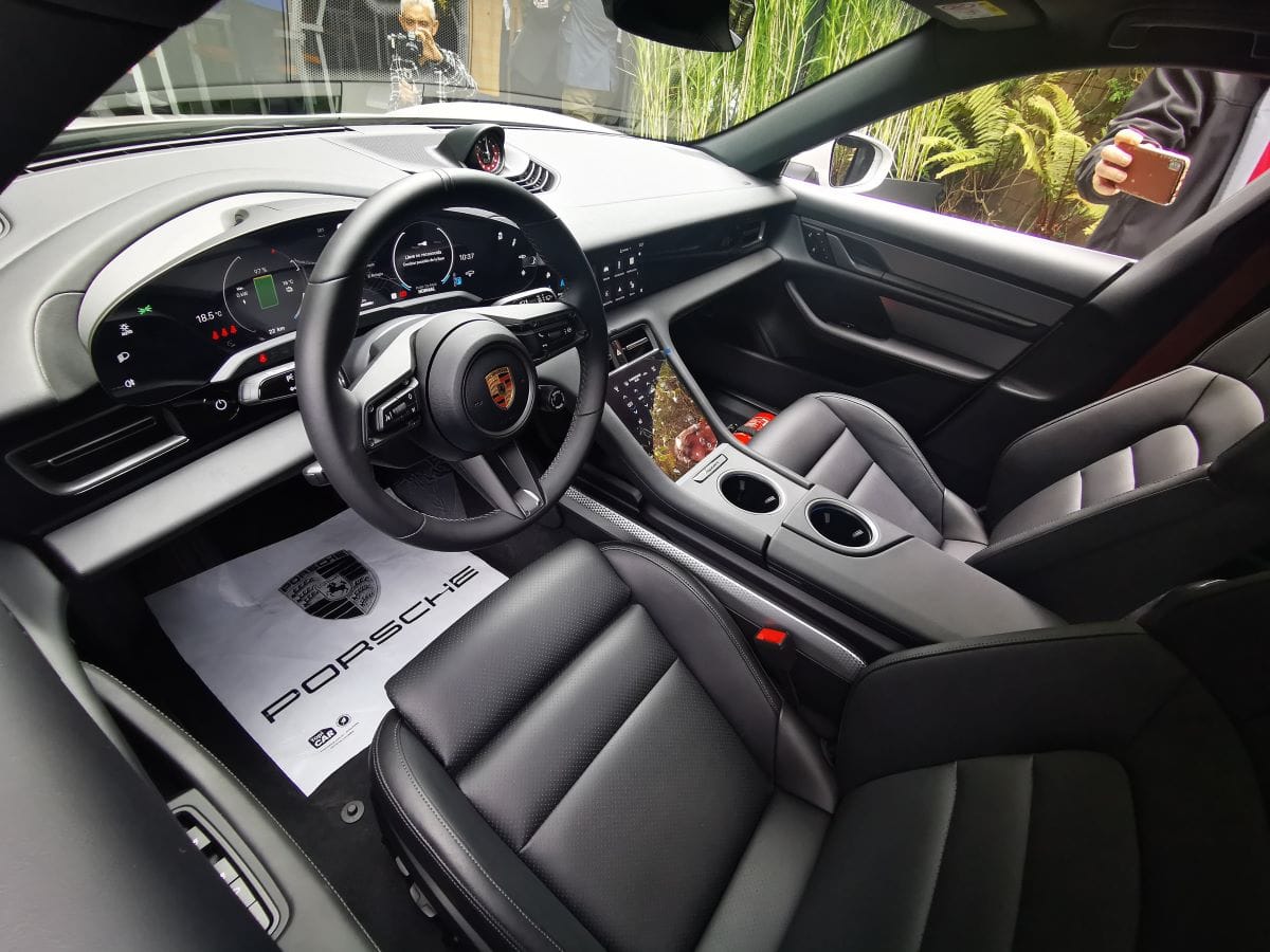 PORSCHE TAYCAN EN COLOMBIA: ECOLÓGICO, MAYOR AUTONOMÍA Y CON INCREÍBLES PRESTACIONES V12MAGAZINE Porsche Taycan 4S y Taycan Cross Turismo fueron las dos versiones presentadas por Autoelite, importador para Colombia, en la presentación del deportivo eléctrico de la marca alemana: V12MAGAZINE