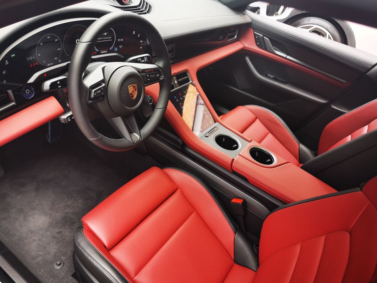 PORSCHE TAYCAN EN COLOMBIA: ECOLÓGICO, MAYOR AUTONOMÍA Y CON INCREÍBLES PRESTACIONES V12MAGAZINE Porsche Taycan 4S y Taycan Cross Turismo fueron las dos versiones presentadas por Autoelite, importador para Colombia, en la presentación del deportivo eléctrico de la marca alemana: V12MAGAZINE