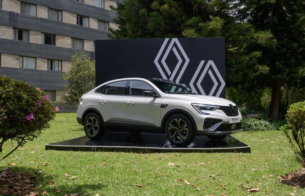 ¿ES EL RENAULT ARKANA E-TECH EL SUV HÍBRIDO QUE REVOLUCIONARÁ LAS CALLES COLOMBIANAS? V12MAGAZINE Renault ingresa al mundo de los híbridos ligeros en Colombia con la nueva Renault Arkana E-Tech Hybrid, una camioneta del segmento C que combina el diseño deportivo Alpine y la tecnología avanzada V12MAGAZINE