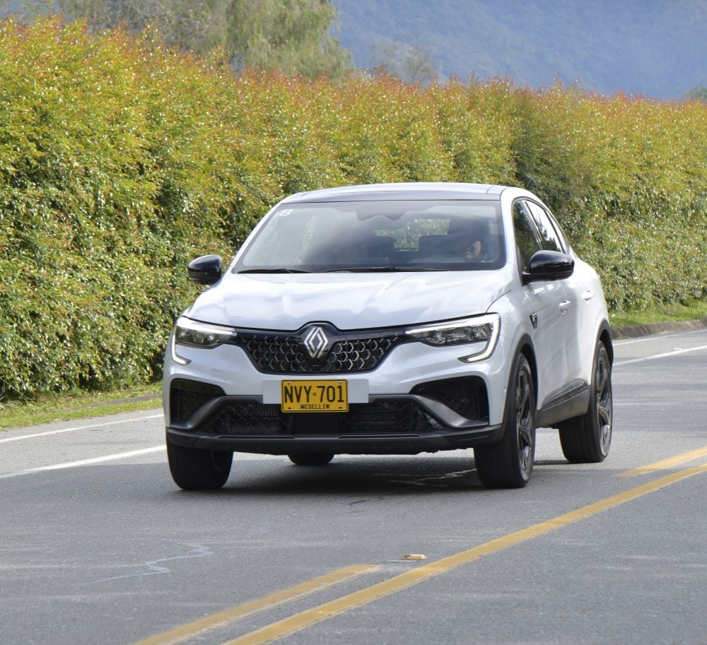 ¿ES EL RENAULT ARKANA E-TECH EL SUV HÍBRIDO QUE REVOLUCIONARÁ LAS CALLES COLOMBIANAS? V12MAGAZINE Renault ingresa al mundo de los híbridos ligeros en Colombia con la nueva Renault Arkana E-Tech Hybrid, una camioneta del segmento C que combina el diseño deportivo Alpine y la tecnología avanzada V12MAGAZINE