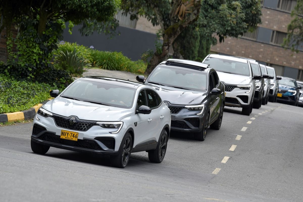 ¿ES EL RENAULT ARKANA E-TECH EL SUV HÍBRIDO QUE REVOLUCIONARÁ LAS CALLES COLOMBIANAS? V12MAGAZINE Renault ingresa al mundo de los híbridos ligeros en Colombia con la nueva Renault Arkana E-Tech Hybrid, una camioneta del segmento C que combina el diseño deportivo Alpine y la tecnología avanzada V12MAGAZINE