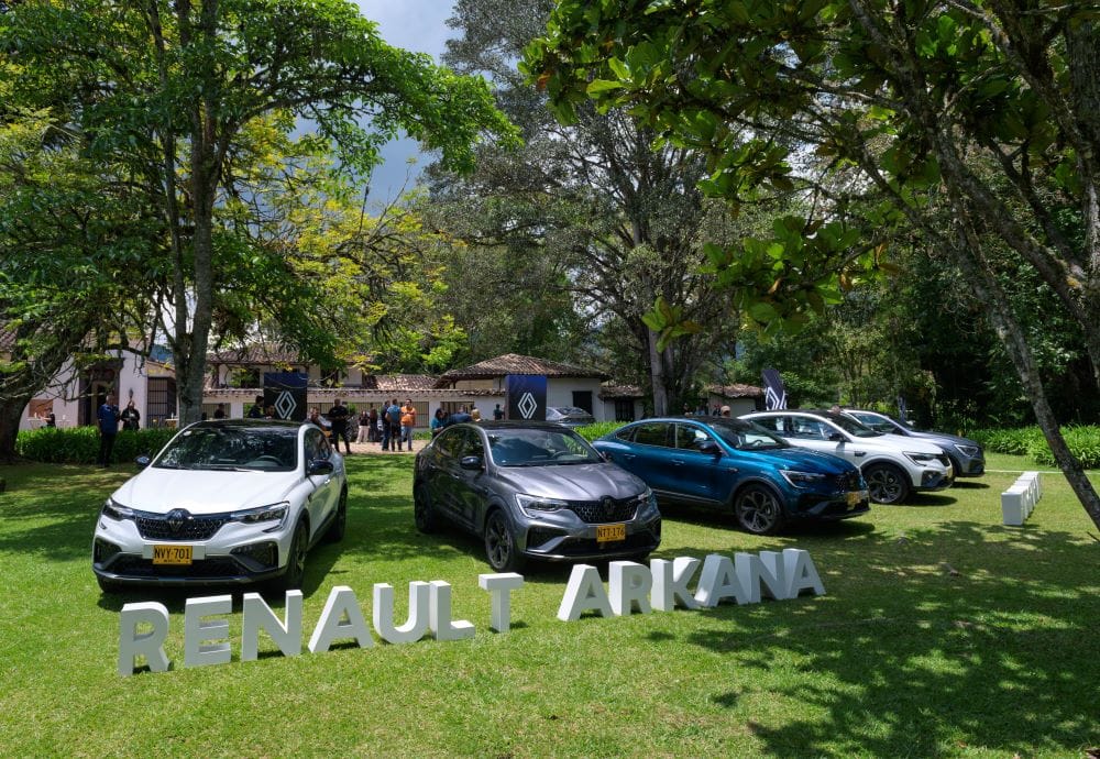 ¿ES EL RENAULT ARKANA E-TECH EL SUV HÍBRIDO QUE REVOLUCIONARÁ LAS CALLES COLOMBIANAS? V12MAGAZINE Renault ingresa al mundo de los híbridos ligeros en Colombia con la nueva Renault Arkana E-Tech Hybrid, una camioneta del segmento C que combina el diseño deportivo Alpine y la tecnología avanzada V12MAGAZINE